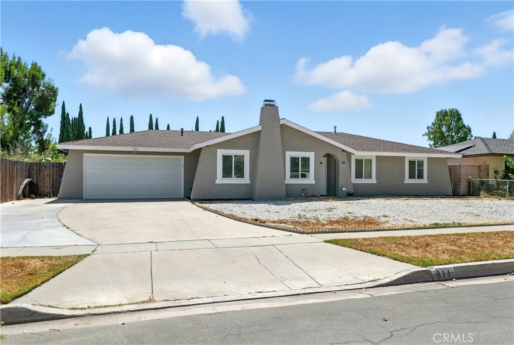 811 West James Street Rialto, CA 92376 - Photo 31 of 43 a view of a house with a terrace