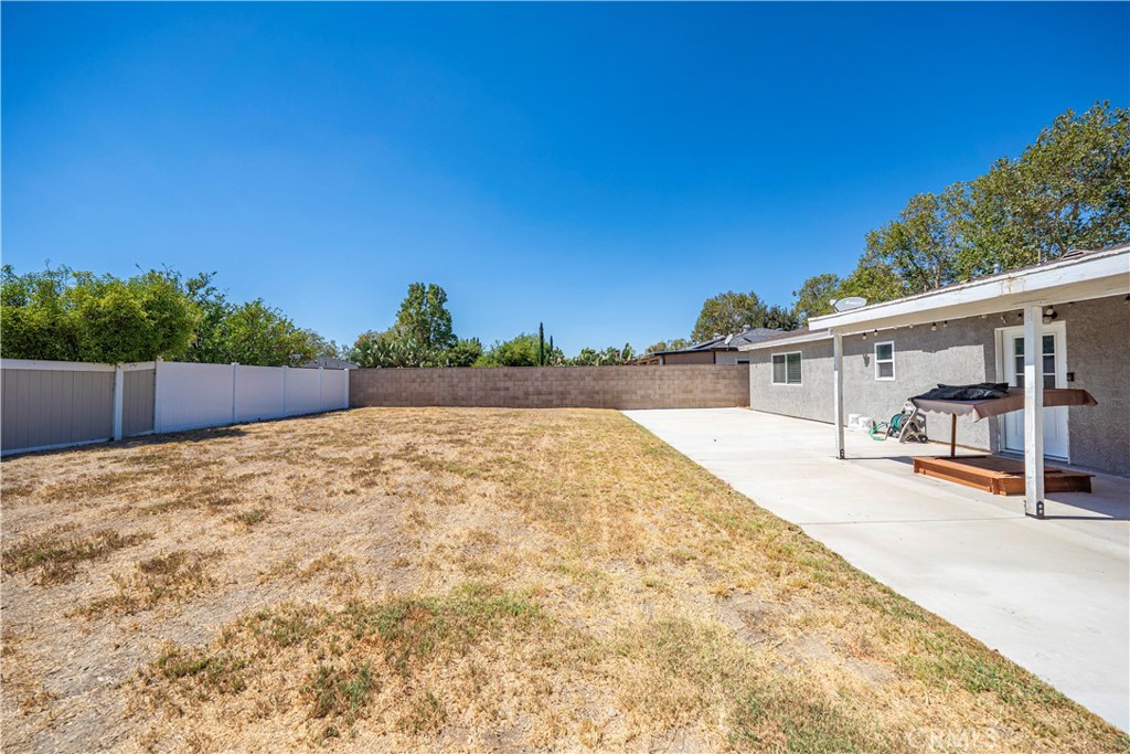 811 West James Street Rialto, CA 92376 - Photo 33 of 43 a view of back yard of the house