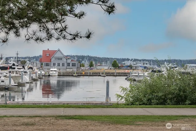a view of a lake with house