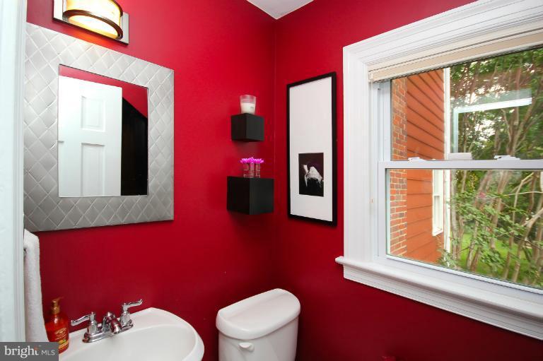 7405 Beverly Road Bethesda, MD 20814 - Photo 16 of 30 First Floor Full Bath