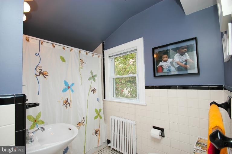 7405 Beverly Road Bethesda, MD 20814 - Photo 18 of 30 Hallway Bath