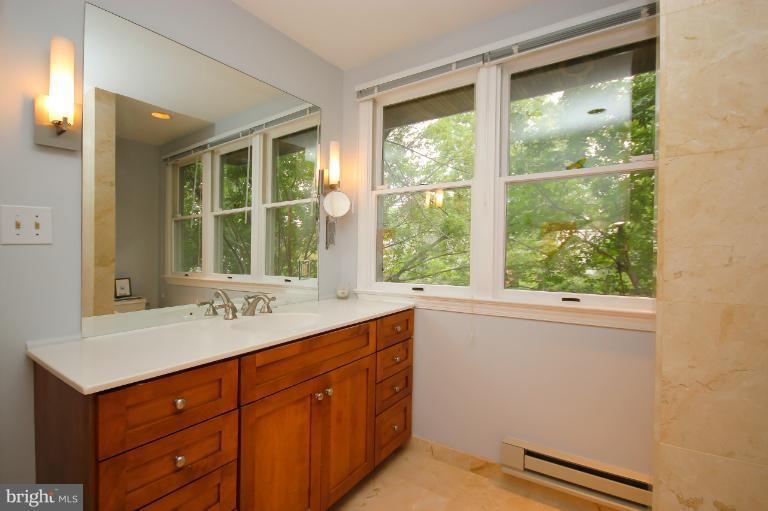 7405 Beverly Road Bethesda, MD 20814 - Photo 20 of 30 Bath (Master)