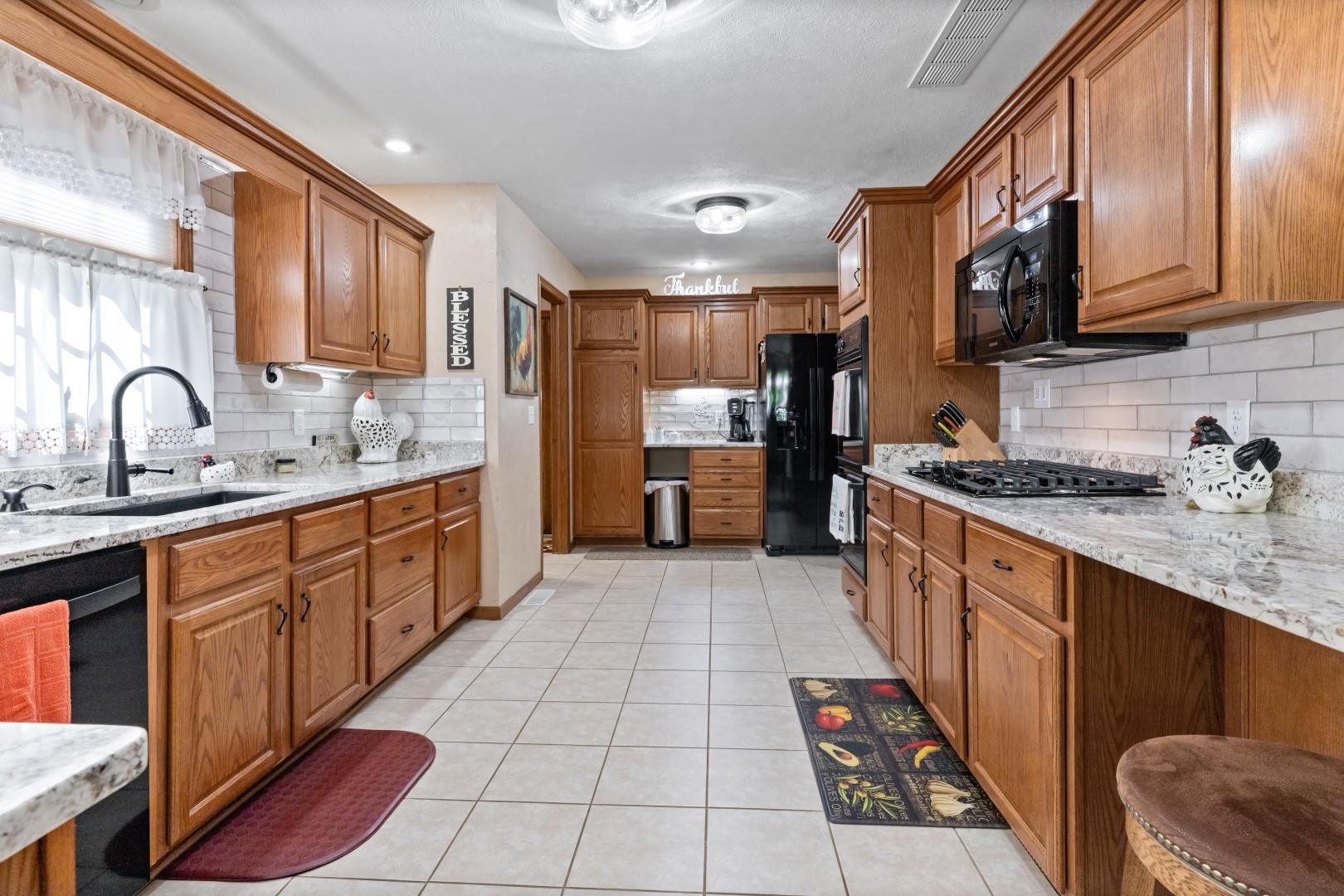 1227 Ingram Road Rockford, IL 61108 - Photo 5 of 48