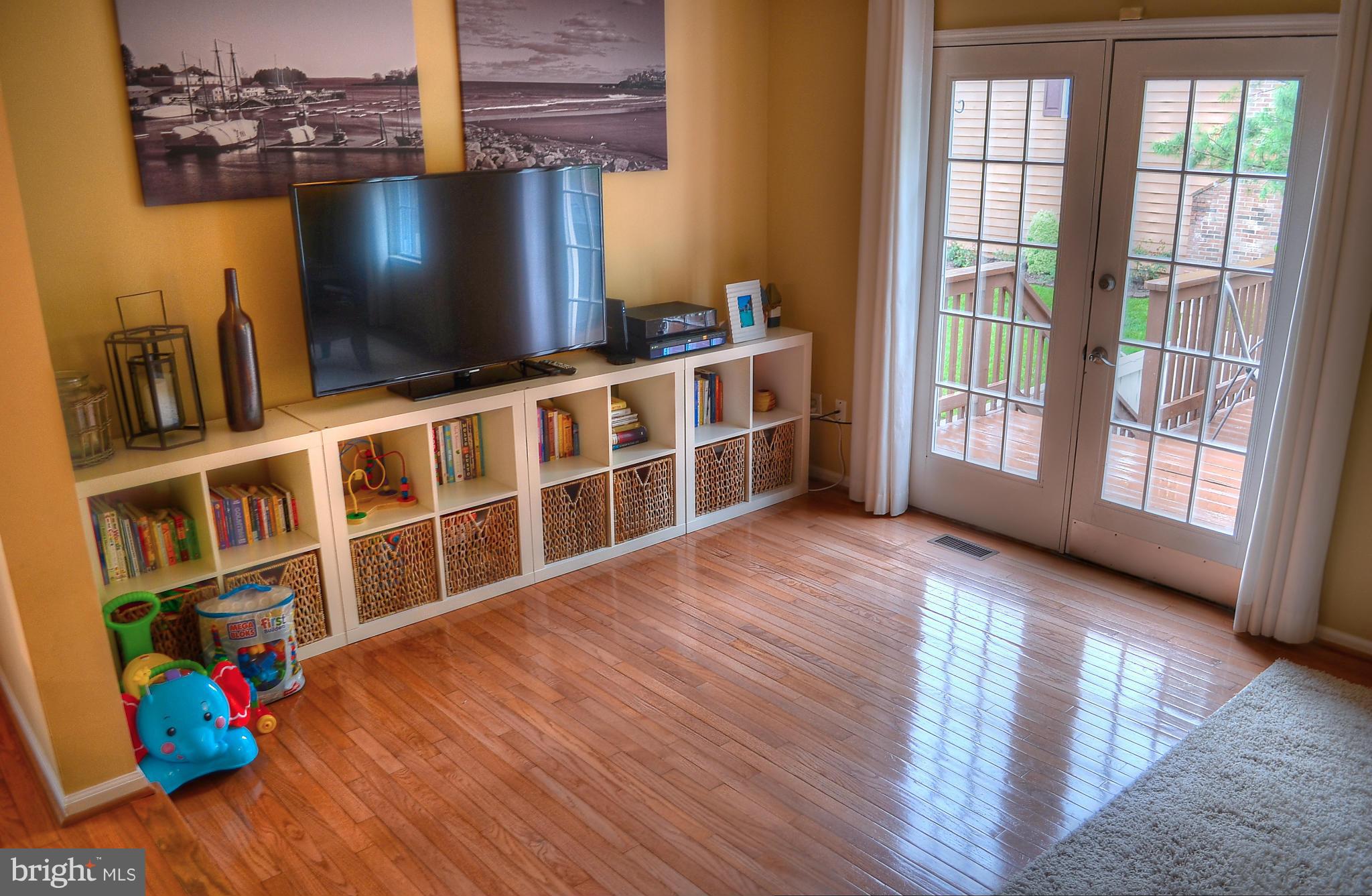 1500 Autumn Ridge Circle Reston, VA 20194 - Photo 9 of 28 Living Room
