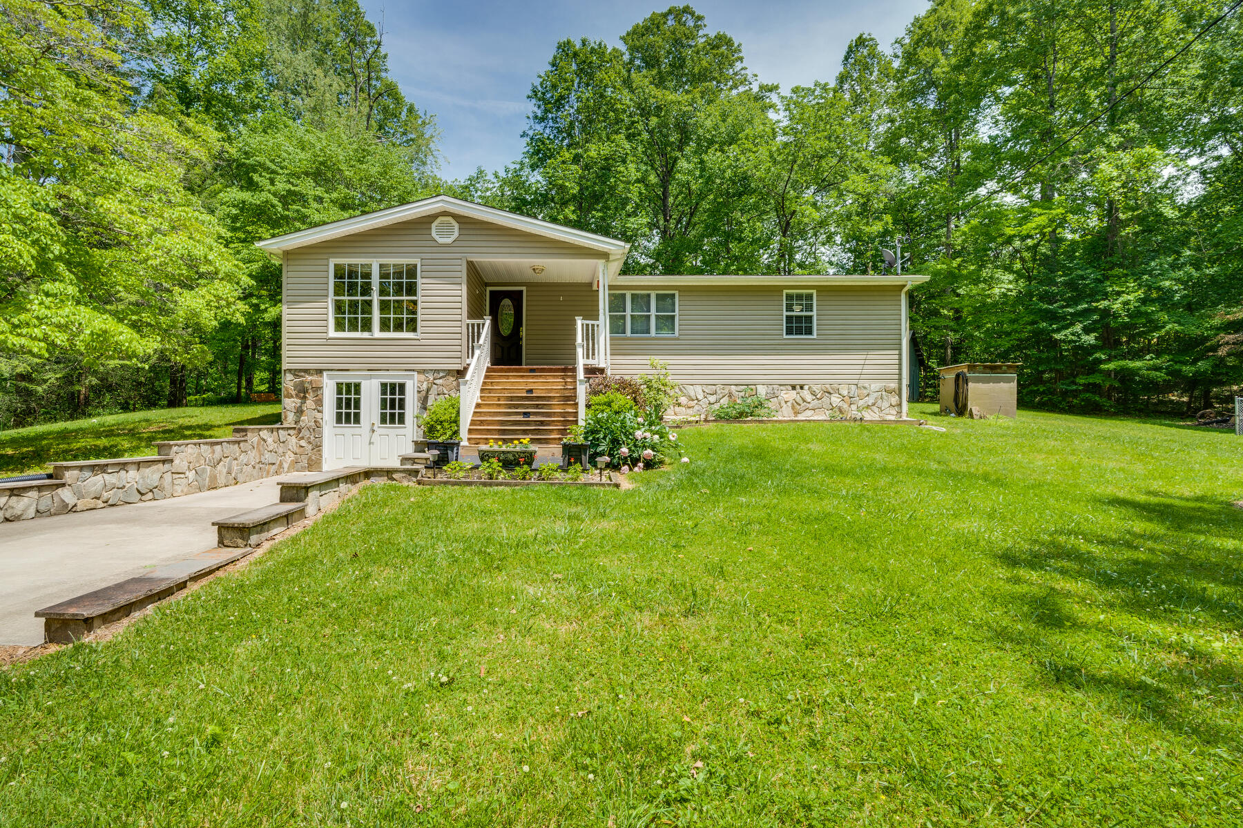 170 Bobs Hollow Road Elizabethton, TN 37643 - Photo 1 of 40 001
