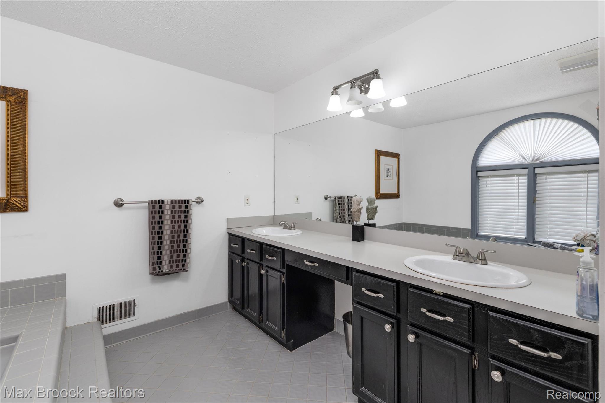 2773 Winter Park Road Rochester, MI 48309 - Photo 35 of 64 Primary Bathroom