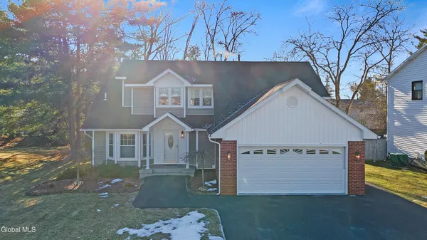 $515,000 | 20 Hampshire Way, Colonie, NY 12309