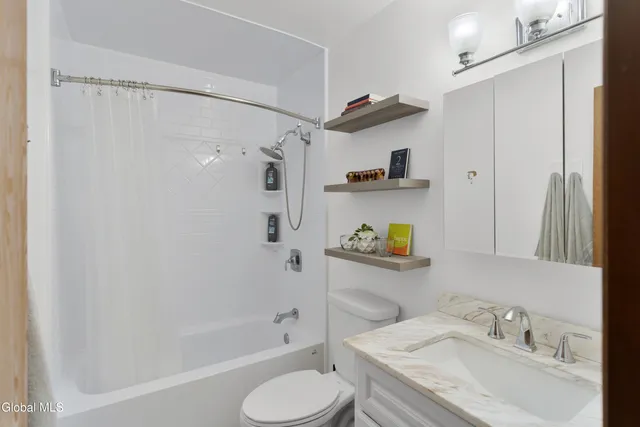 $512,500 | 20 Hampshire Way, Colonie, NY 12309