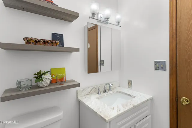 $512,500 | 20 Hampshire Way, Colonie, NY 12309