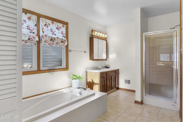 $512,500 | 20 Hampshire Way, Colonie, NY 12309