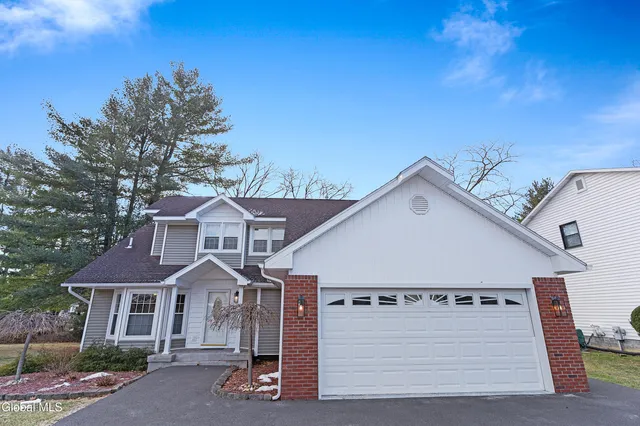 $512,500 | 20 Hampshire Way, Colonie, NY 12309