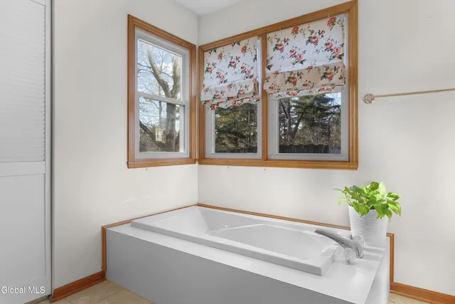 $512,500 | 20 Hampshire Way, Colonie, NY 12309