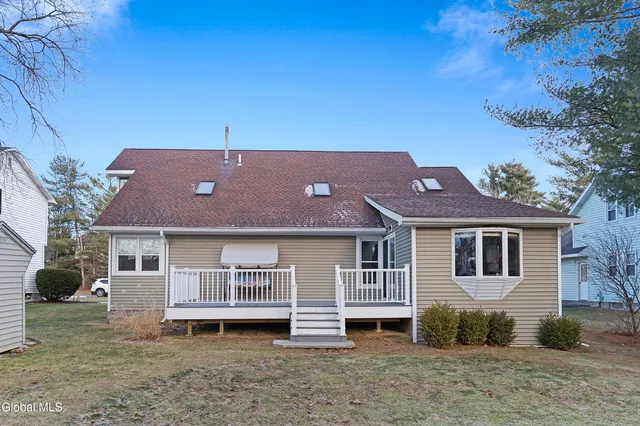 $512,500 | 20 Hampshire Way, Colonie, NY 12309