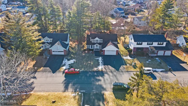 $512,500 | 20 Hampshire Way, Colonie, NY 12309