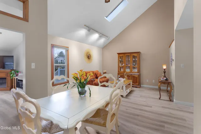 $512,500 | 20 Hampshire Way, Colonie, NY 12309