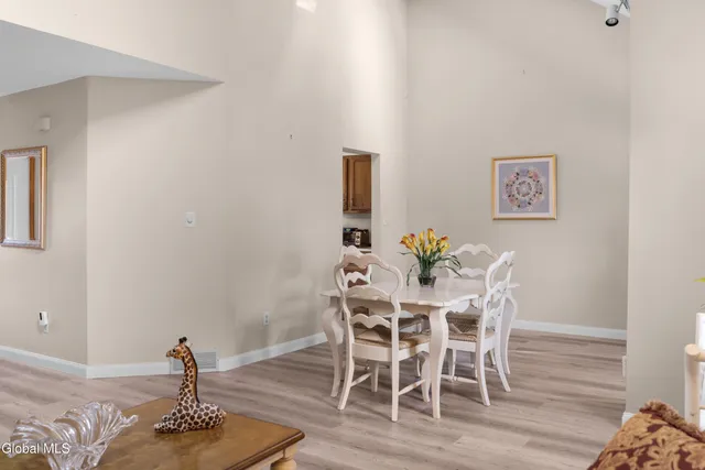 $512,500 | 20 Hampshire Way, Colonie, NY 12309