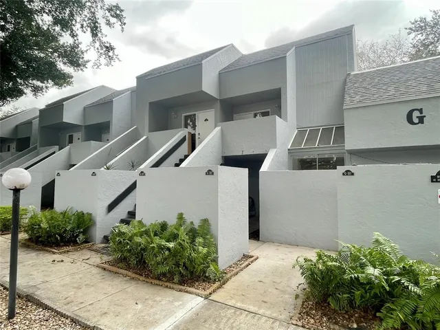 a view of a back yard of the building