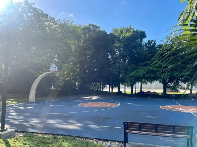 a view of a backyard