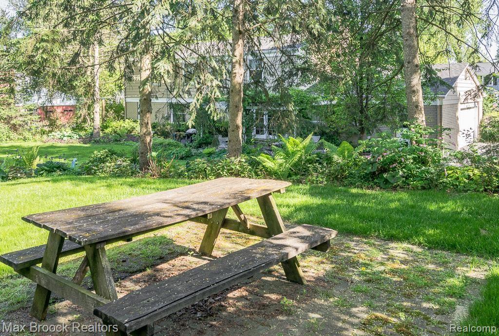 837 Foxhall Road Bloomfield Hills, MI 48304 - Photo 25 of 26 EXTENSIVE PERENNIAL GARDENS