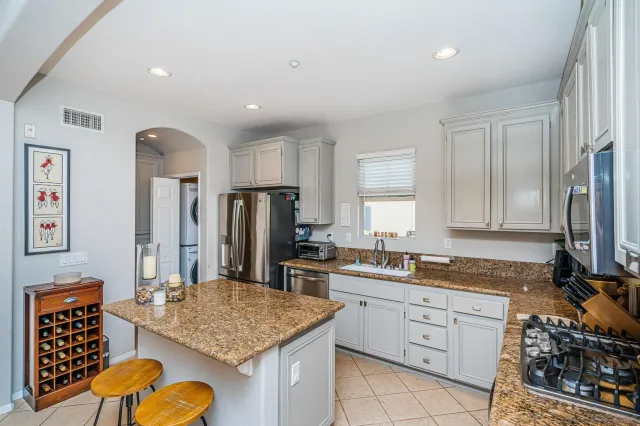 $3,925 | 2556 Escala Circle, San Diego, CA 92108