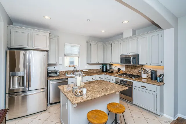 $3,925 | 2556 Escala Circle, San Diego, CA 92108