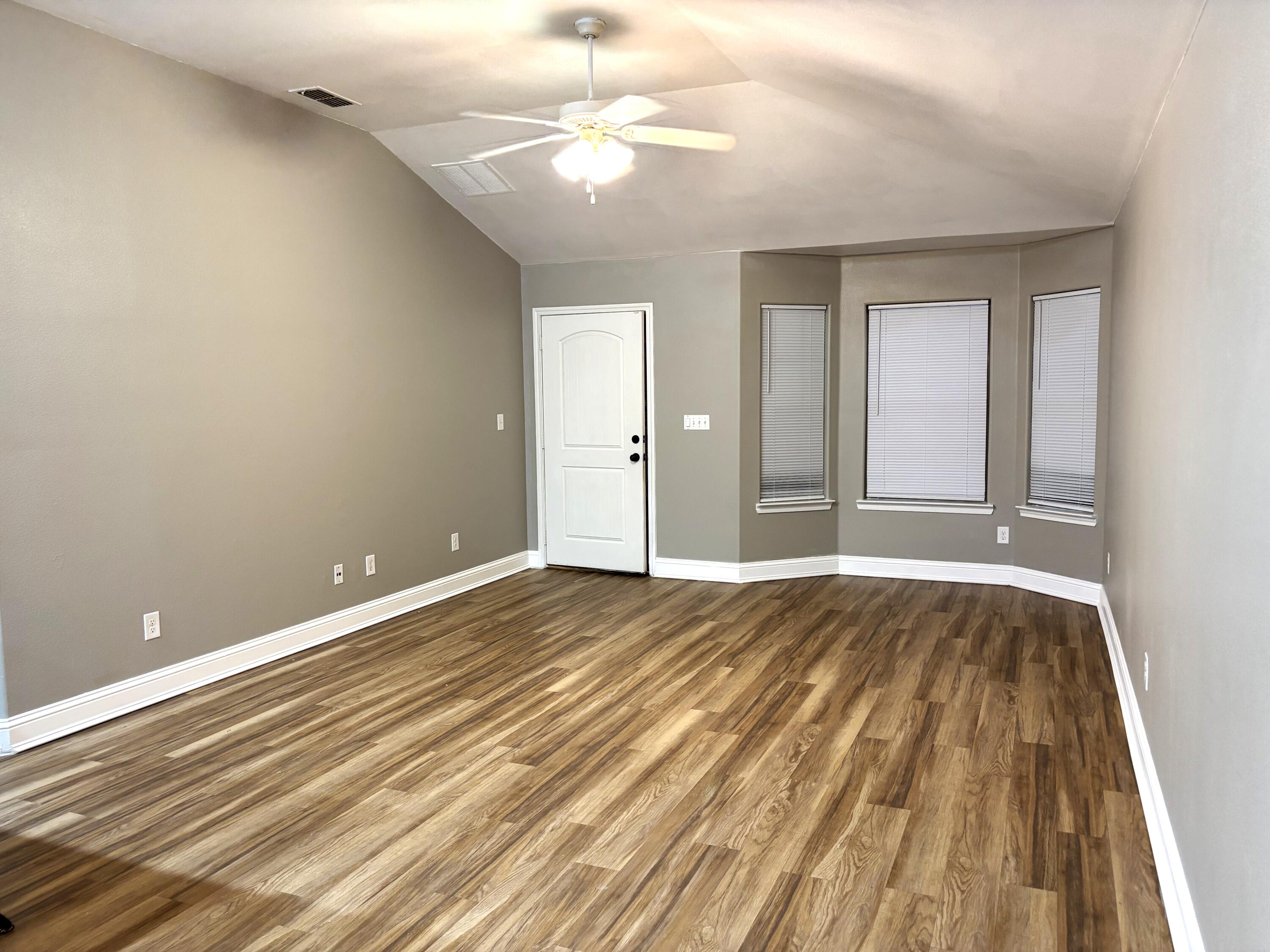 5534 111th Street Lubbock, TX 79424 - Photo 2 of 19 living area