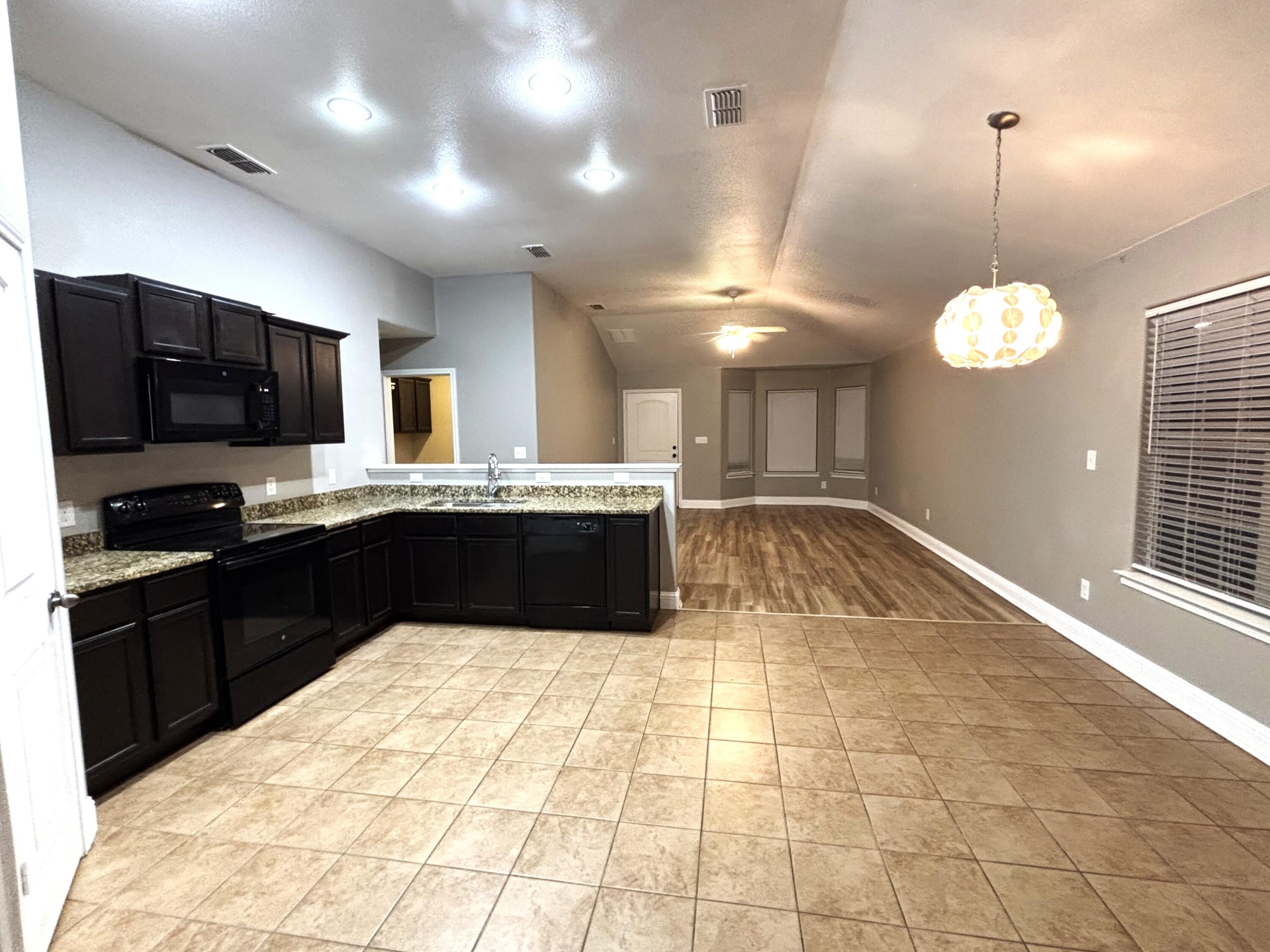 5534 111th Street Lubbock, TX 79424 - Photo 5 of 19 kitchen-3