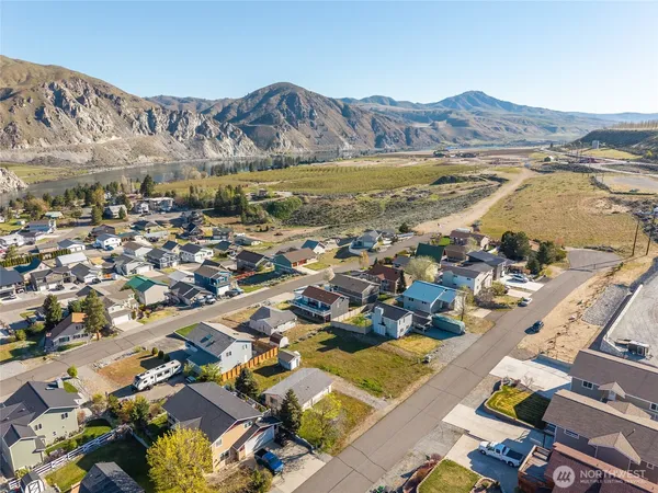 a sign that is sitting in the grass next to a building
