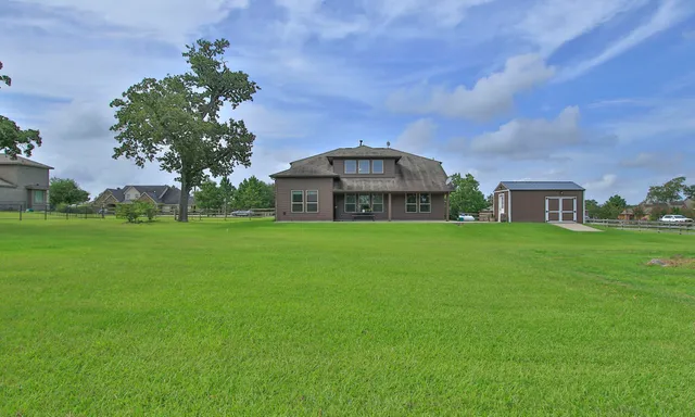 a view of house with garden