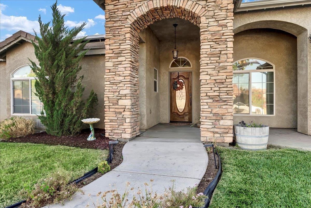 695 Crescent Lane Lemoore, CA 93245 - Photo 11 of 51 a front view of a house with garden