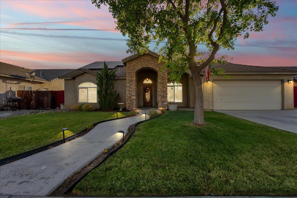 695 Crescent Lane Lemoore, CA 93245 - Photo 51 of 51 a front view of a house with garden