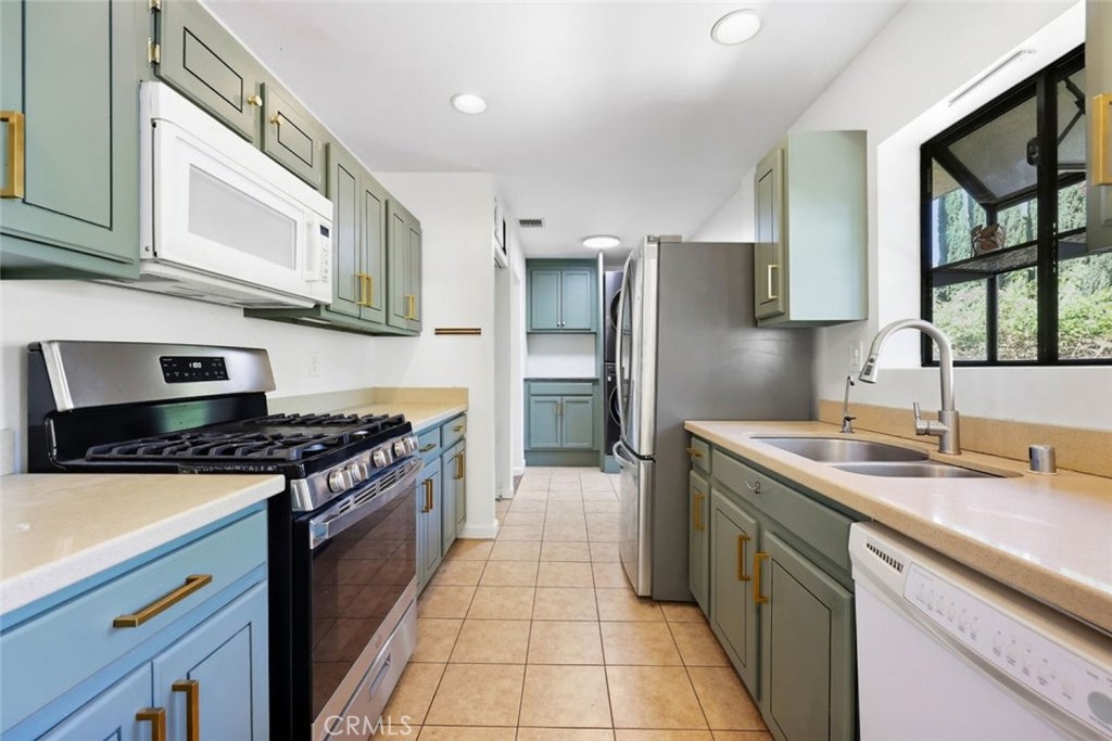 826 Katherine Road Simi Valley, CA 93063 - Photo 10 of 31 Gallery Image 10