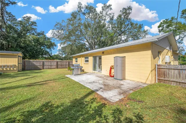 a view of a house with backyard