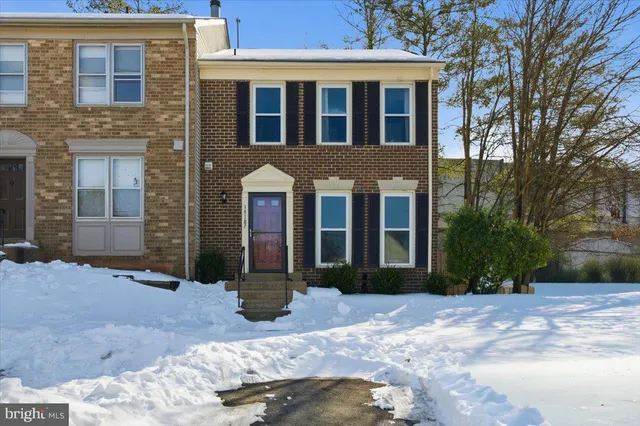 $560,000 | 14187 Royal Oak Lane, Centreville, VA 20120