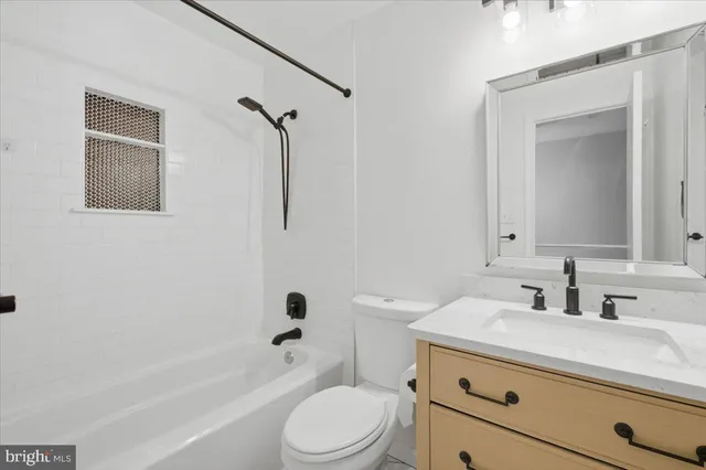 $560,000 | 14187 Royal Oak Lane, Centreville, VA 20120