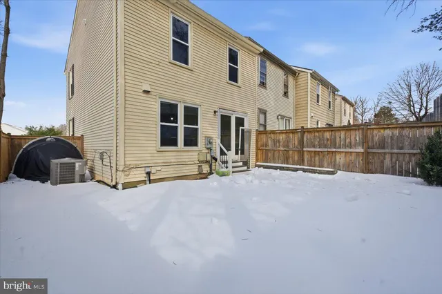 $560,000 | 14187 Royal Oak Lane, Centreville, VA 20120