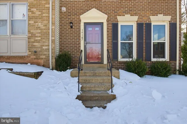 $560,000 | 14187 Royal Oak Lane, Centreville, VA 20120