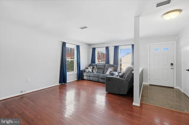 $560,000 | 14187 Royal Oak Lane, Centreville, VA 20120