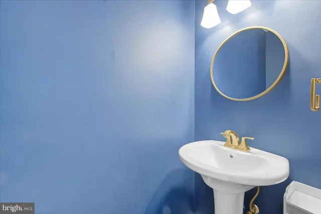 $560,000 | 14187 Royal Oak Lane, Centreville, VA 20120