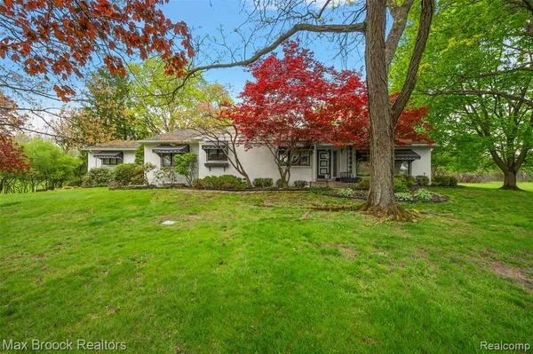 $599,900 | 30400 Woodhaven Lane, Beverly Hills, MI 48025