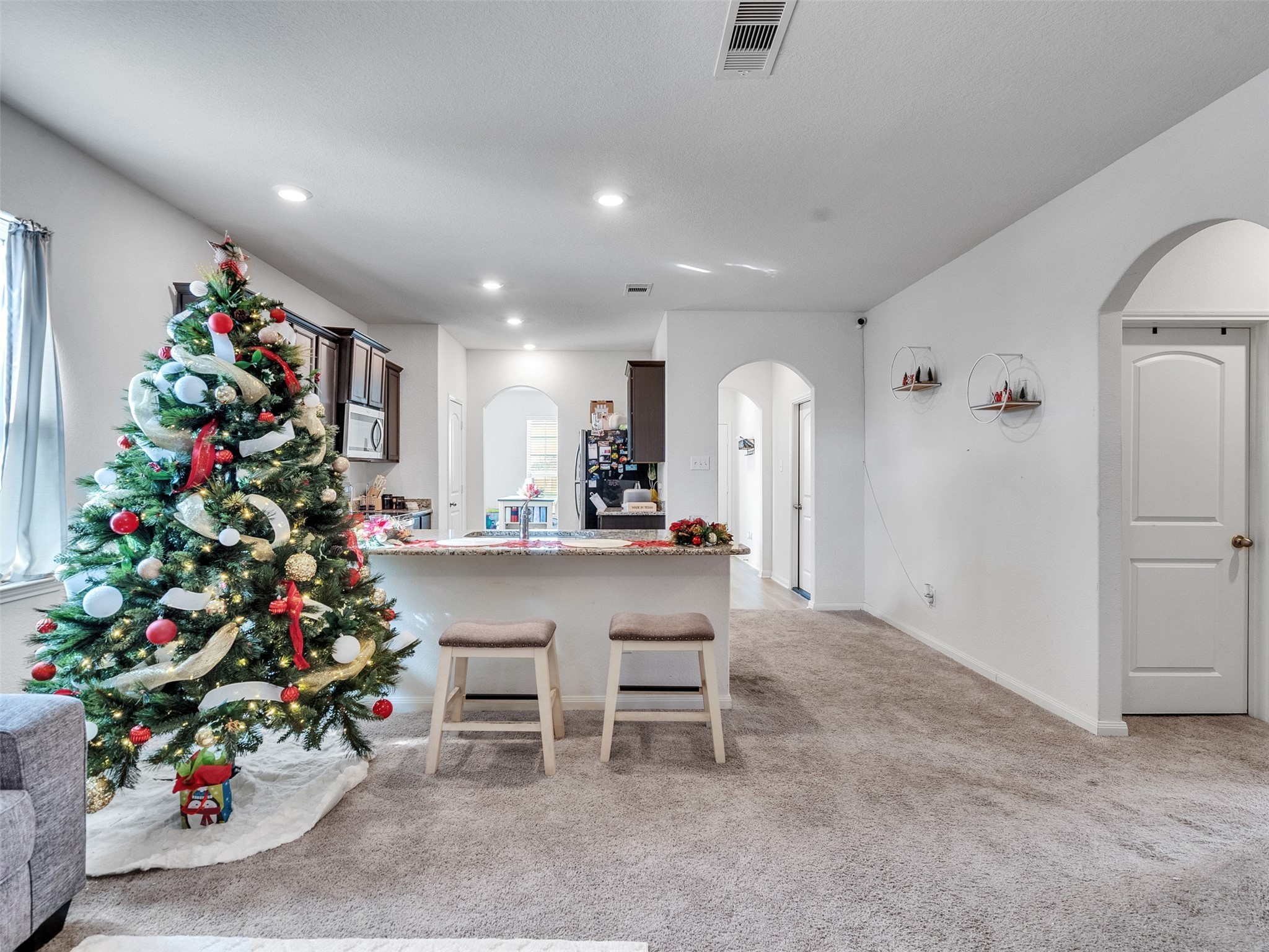 2123 Mule Ridge Drive Katy, TX 77493 - Photo 13 of 22 a room with flowers and a table