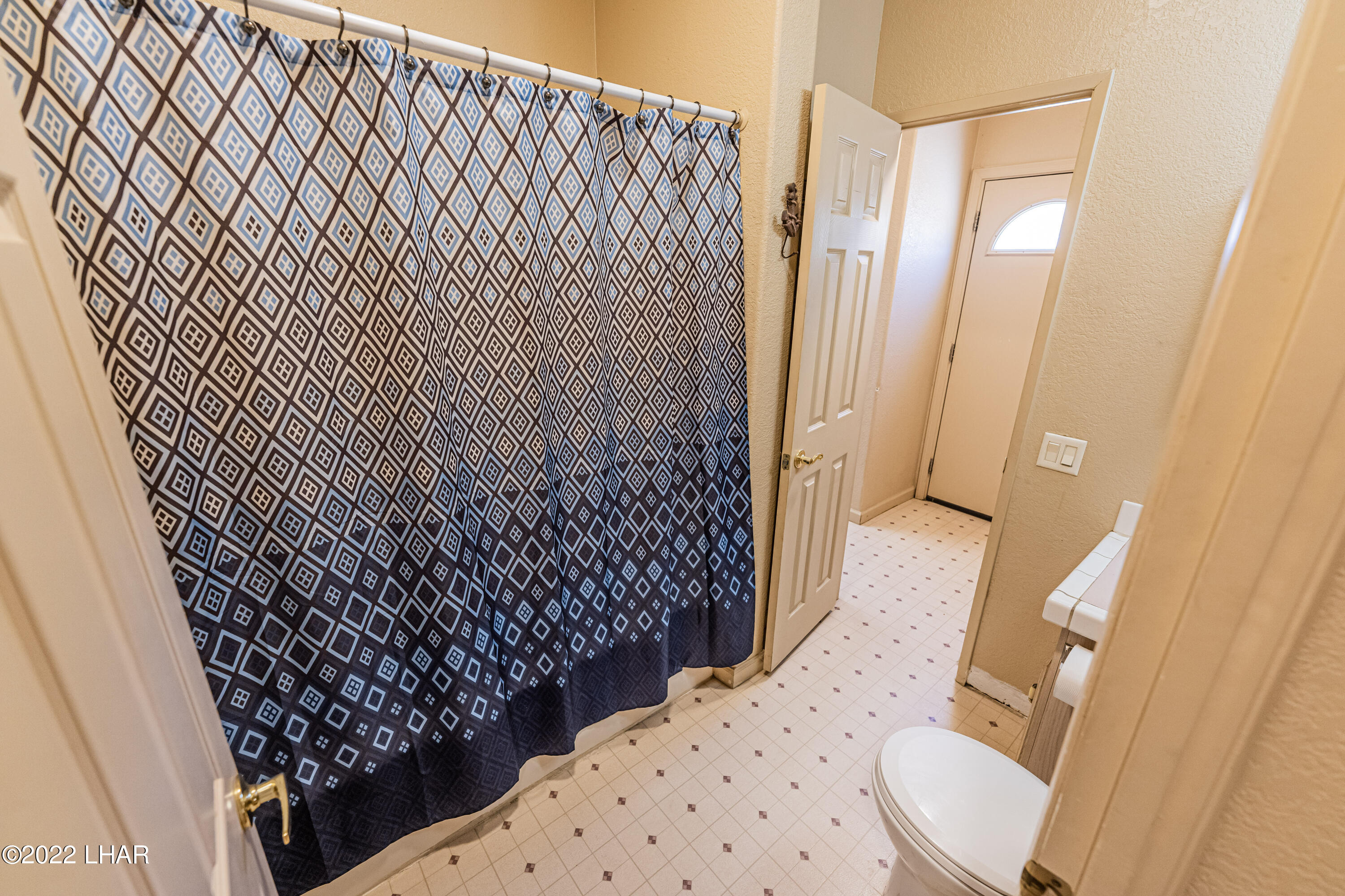 8187 Red Wing Canyon Road Kingman, AZ 86409 - Photo 23 of 61 Guest Bath