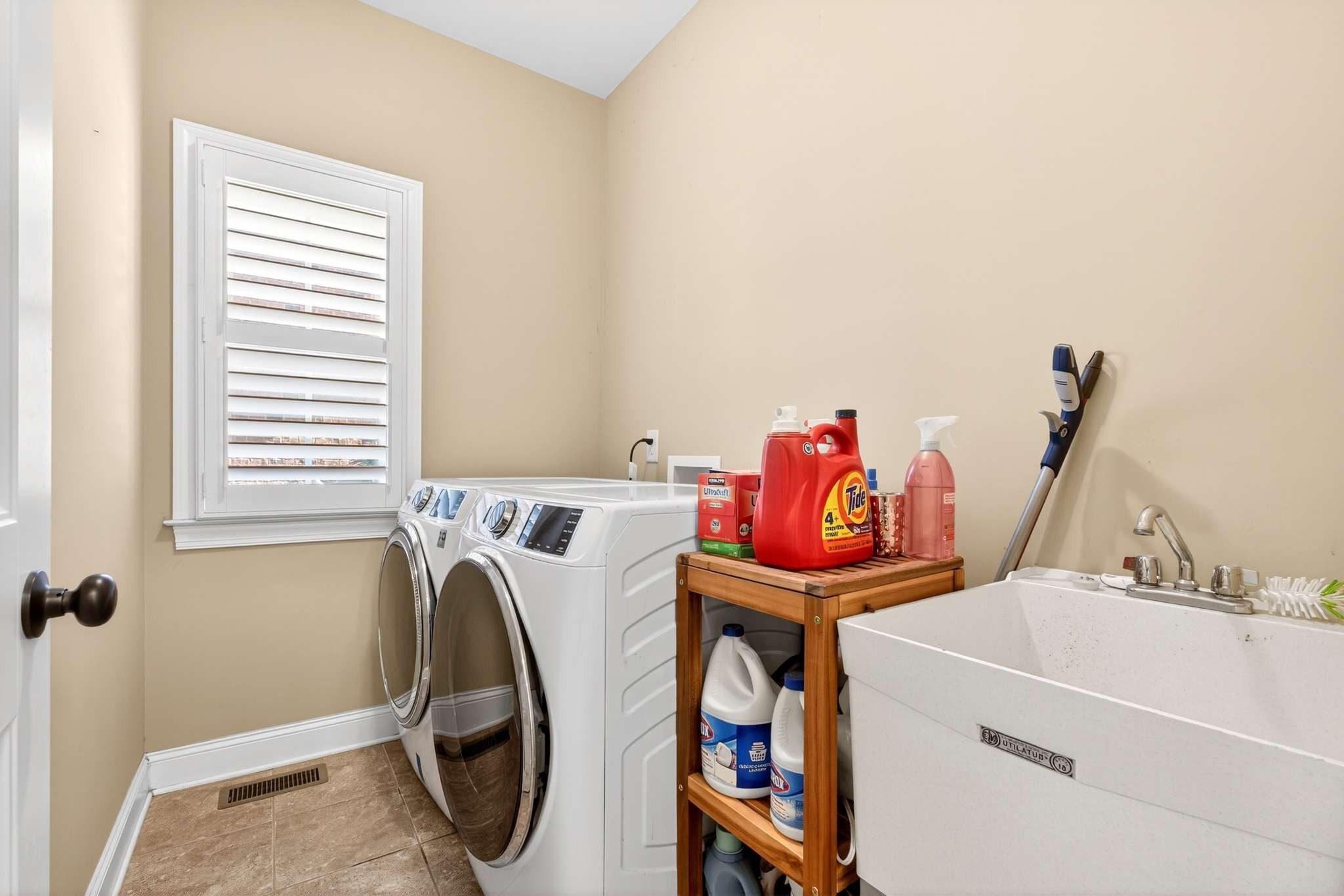 1007 Nealcrest Circle Spring Hill, TN 37174 - Photo 27 of 46 a utility room with dryer and washer