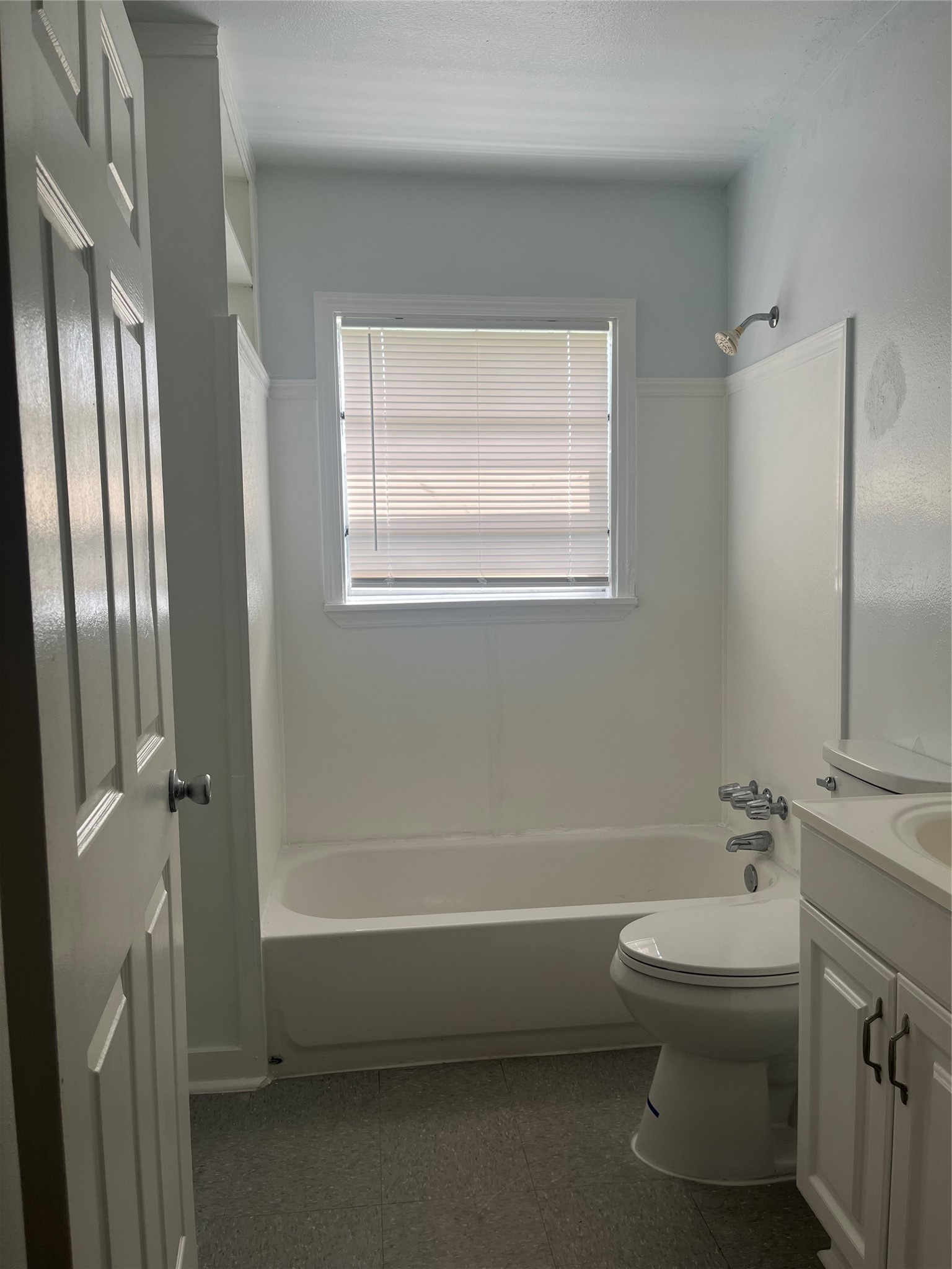 5537 Bataan Road, Unit B Houston, TX 77033 - Photo 9 of 13 a bathroom with a toilet a sink and a bathtub