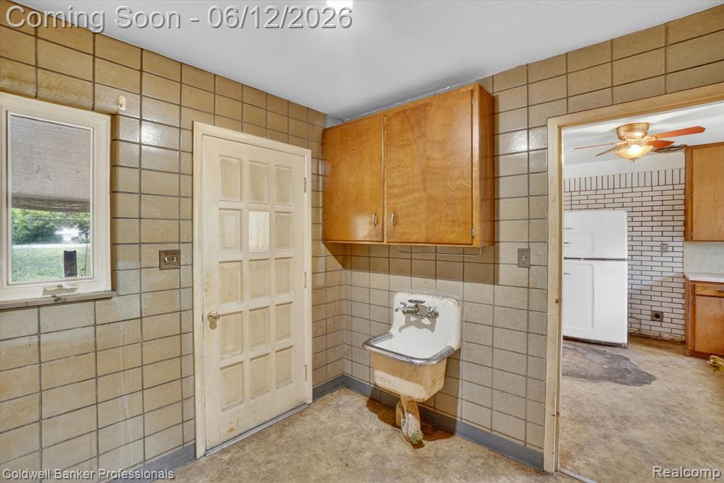 8245 Fenton Road Grand Blanc, MI 48439 - Photo 16 of 49