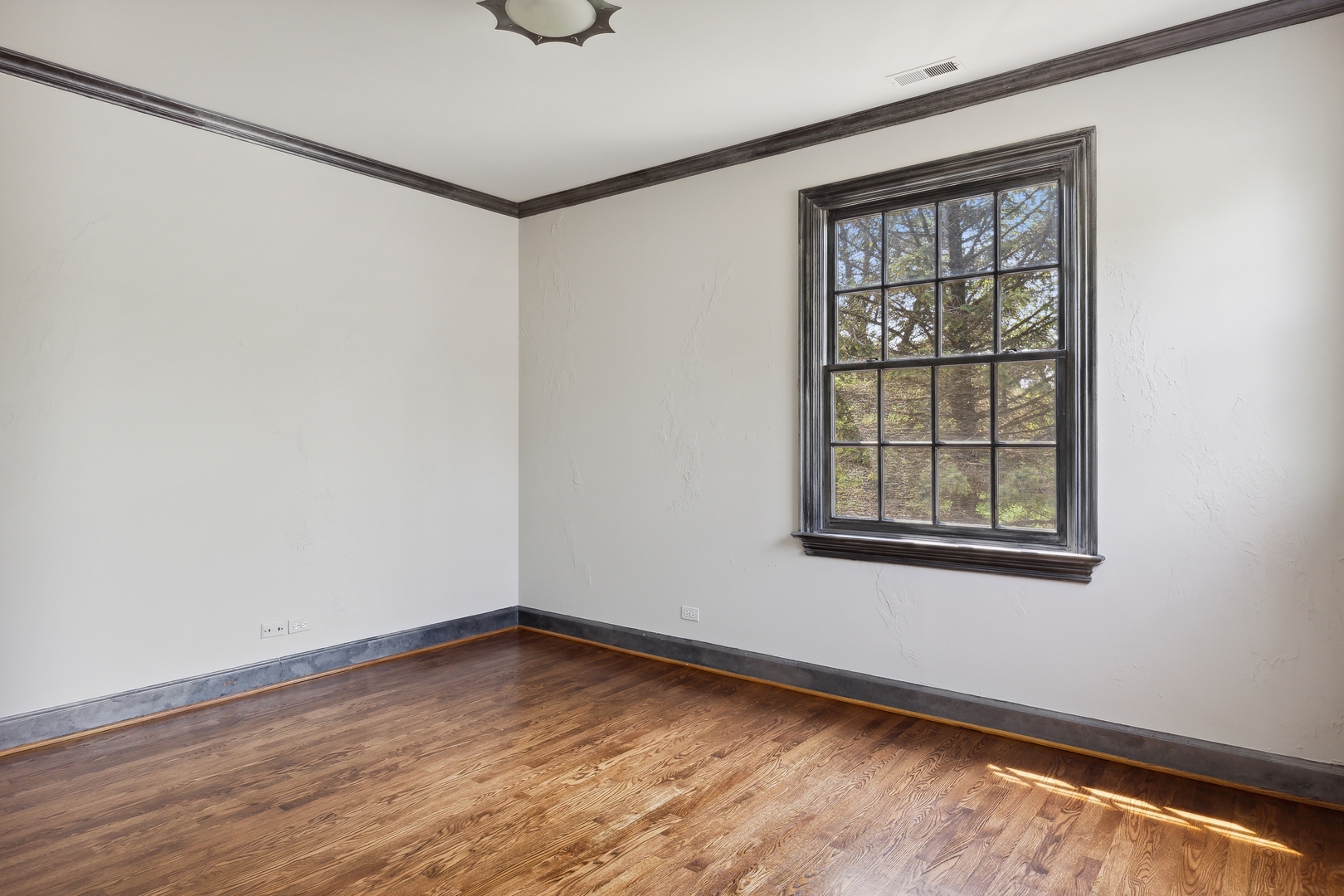 905 Voltz Road Northbrook, IL 60062 - Photo 36 of 58 an empty room with a window