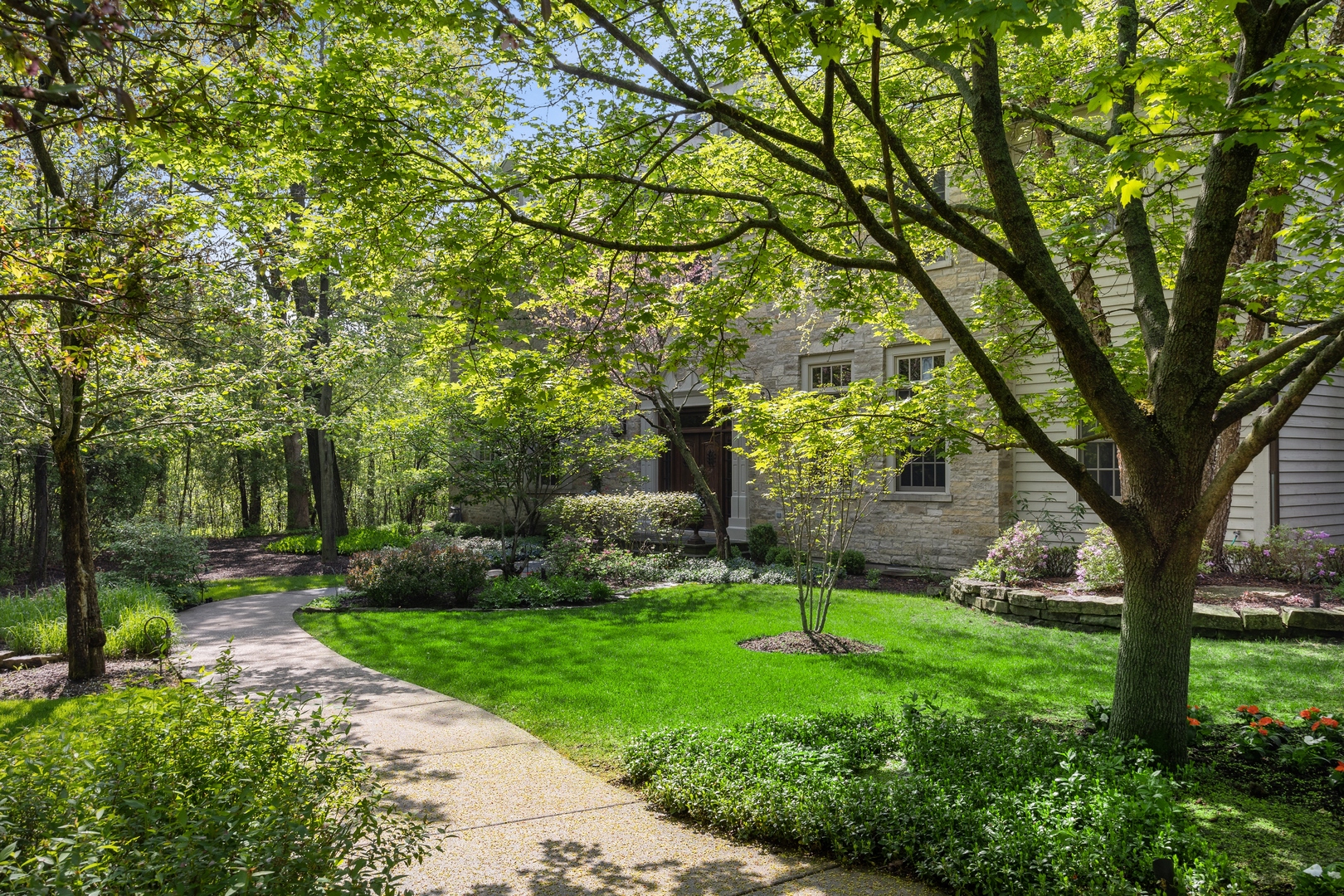 905 Voltz Road Northbrook, IL 60062 - Photo 4 of 58 a view of a backyard with large trees