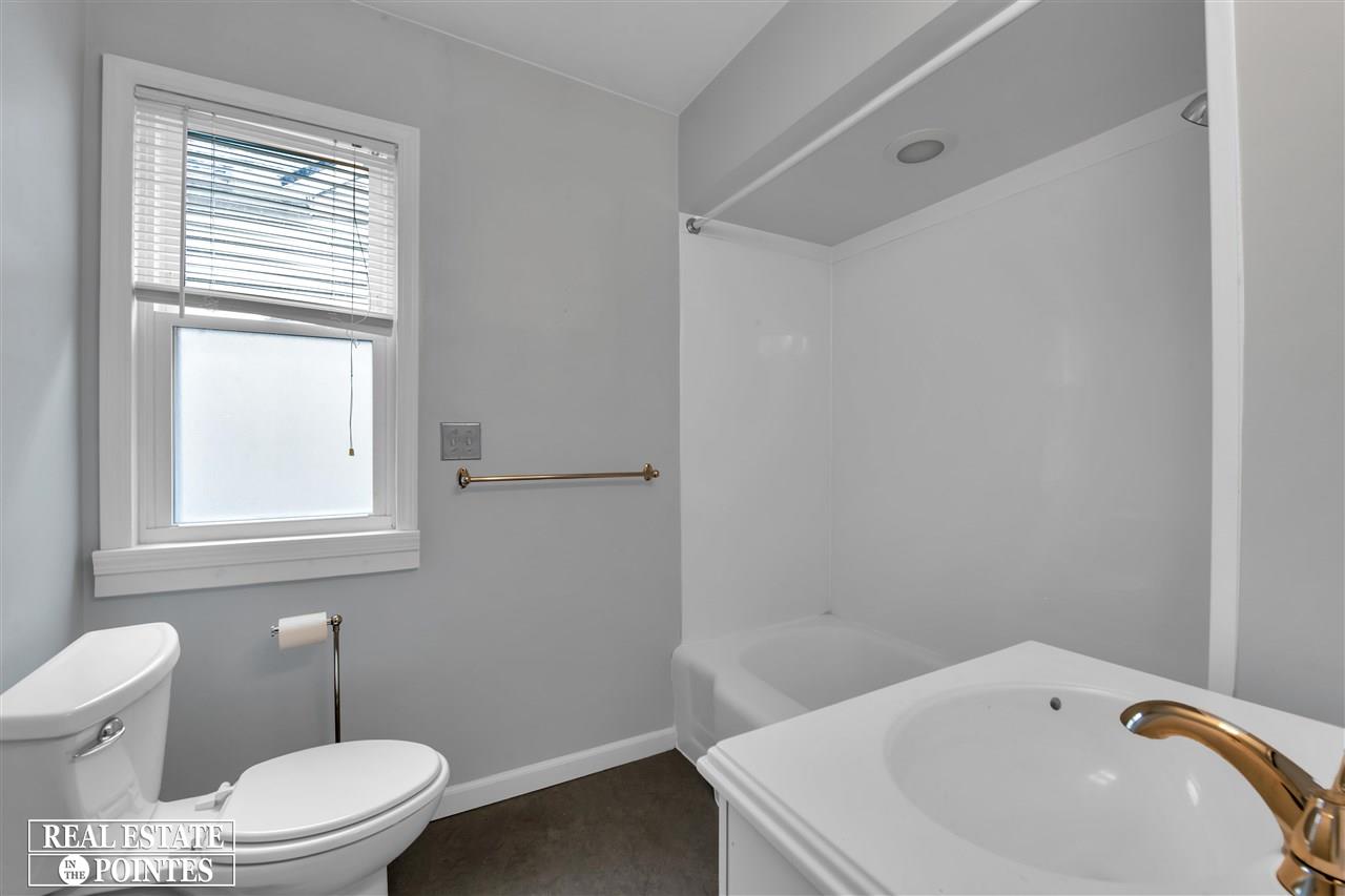 2050 Roslyn Road Grosse Pointe Woods, MI 48236 - Photo 15 of 30
