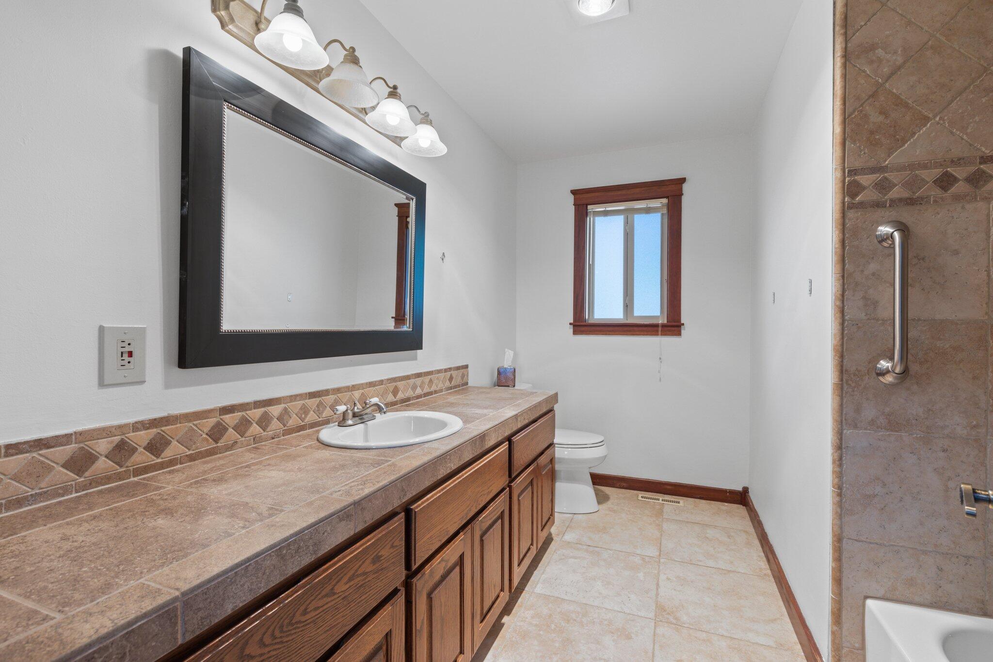 3703 Livingston Road Medford, OR 97502 - Photo 18 of 28 Hallbathroom