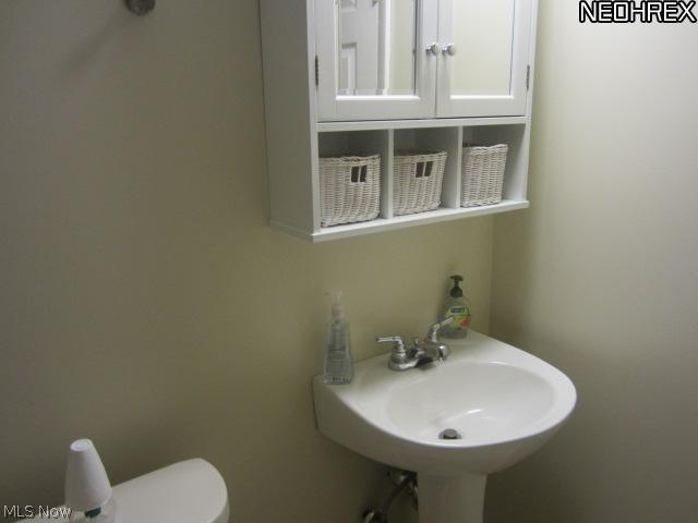 2070 Wyndham Road Akron, OH 44313 - Photo 13 of 17 Upstairs bathroom.